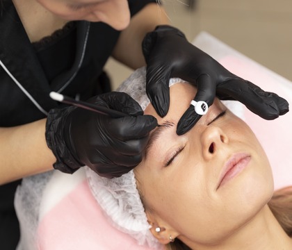 Depilacion de cejas pestañas maquillaje Your Beauty Colombia